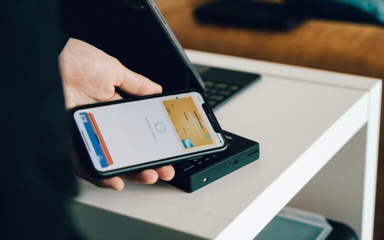 Smartphone payment representing cashback apps and sites used for everyday UK spending